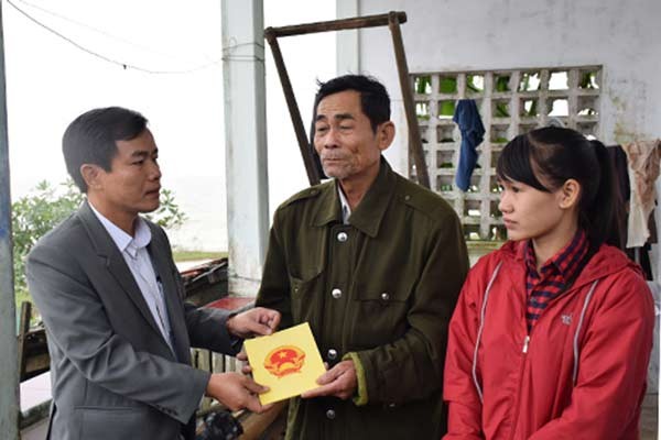 73 year old Phuoc (C) is awarded for his brave act to save a drowing girl (Photo: SGGP)